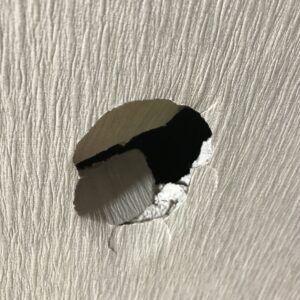 壁に穴