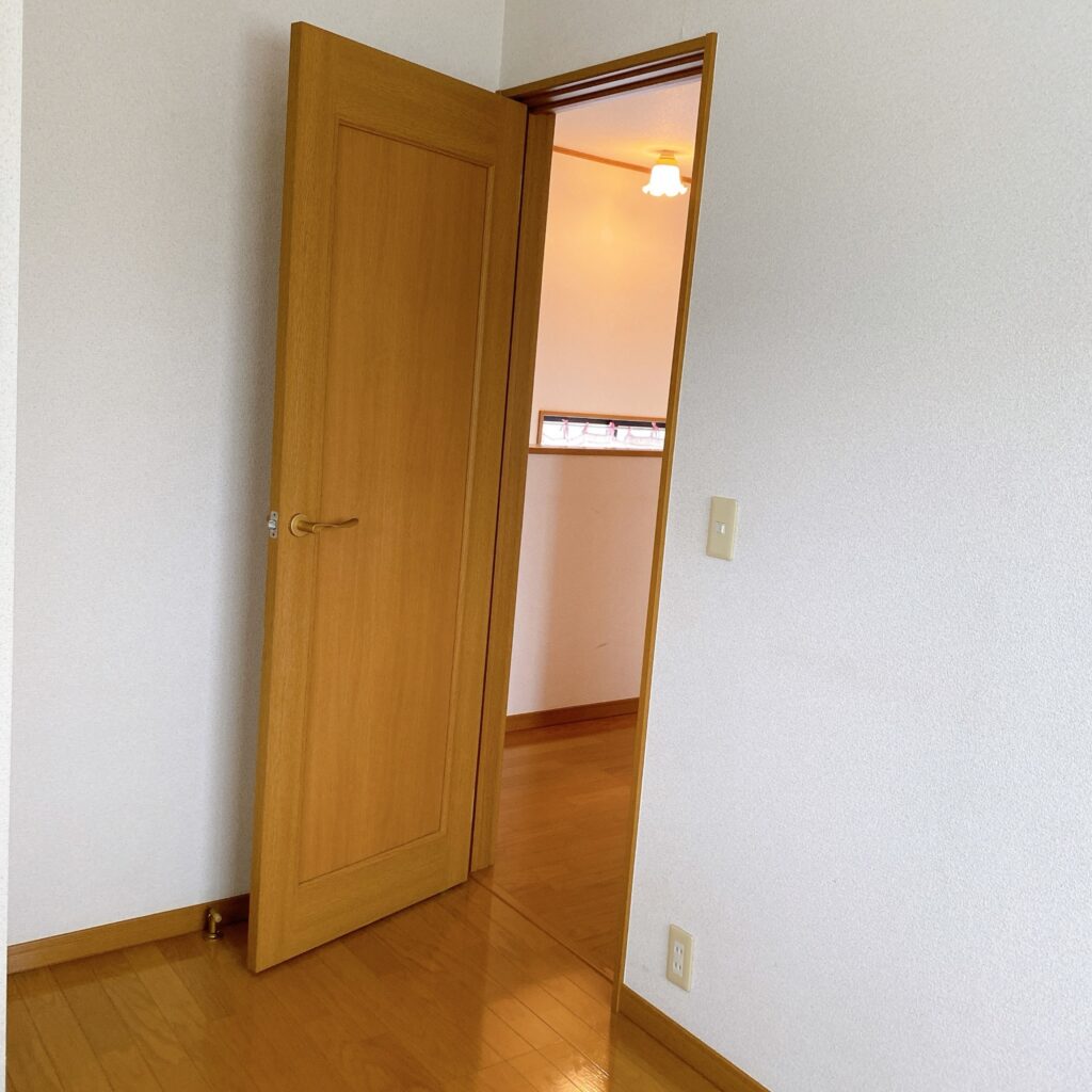 床に擦れるドア