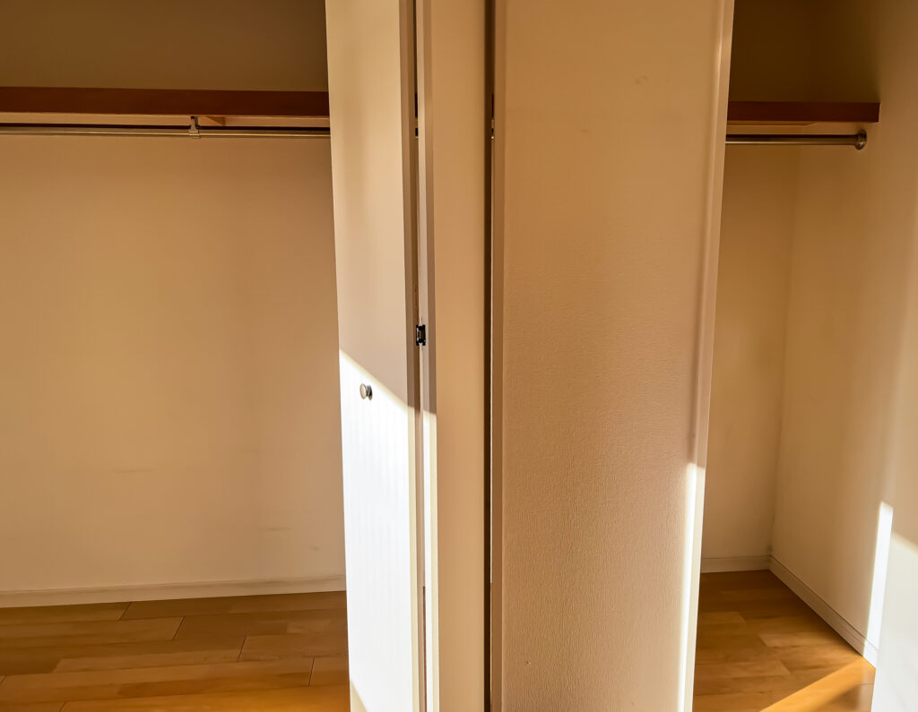 クローゼットの折れ戸